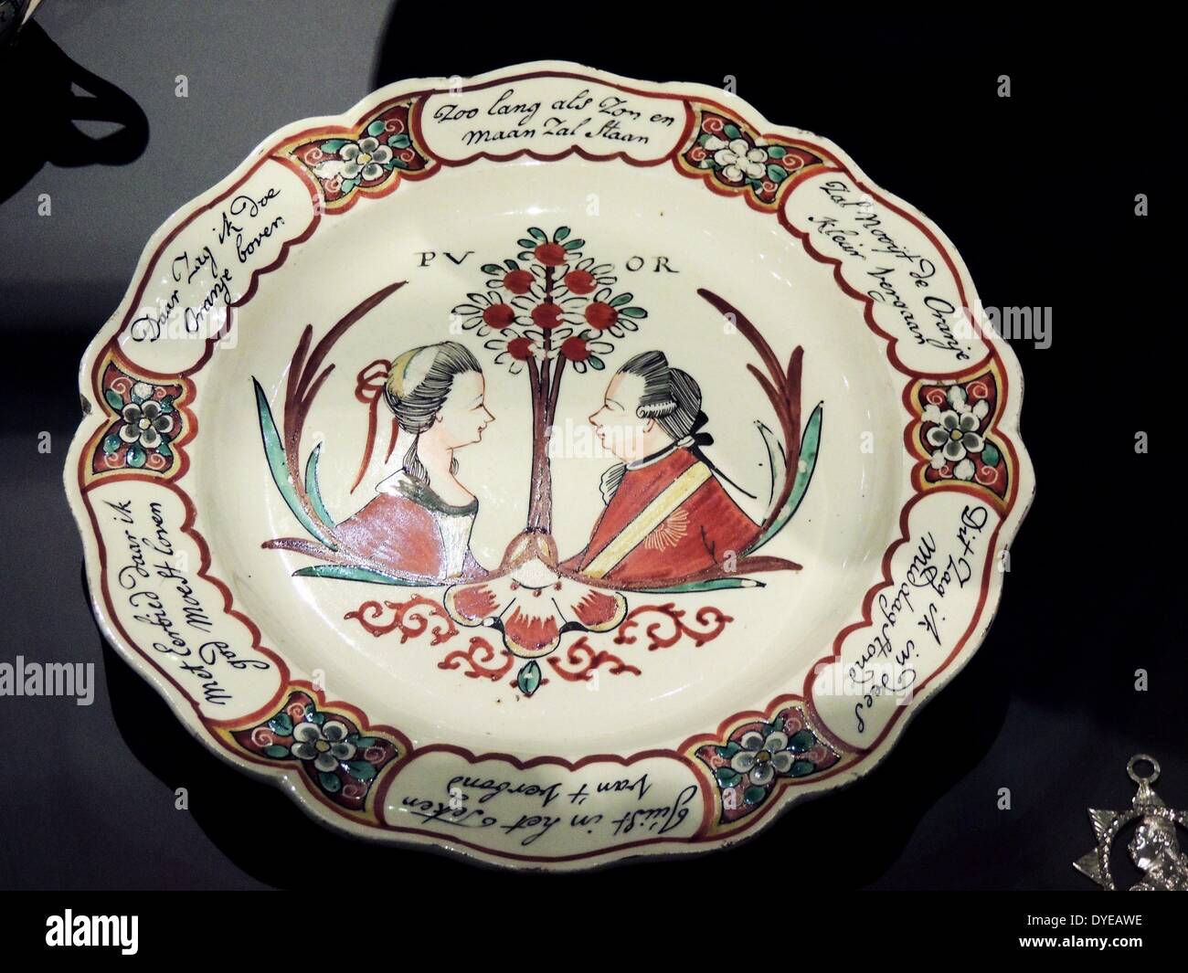 Plaque avec orangers et des portraits de Guillaume V et de Wilhelmine de Prusse. Leeds, c1780-1795 décor peint : les Pays-Bas. Crème anglaise peint ware. Banque D'Images