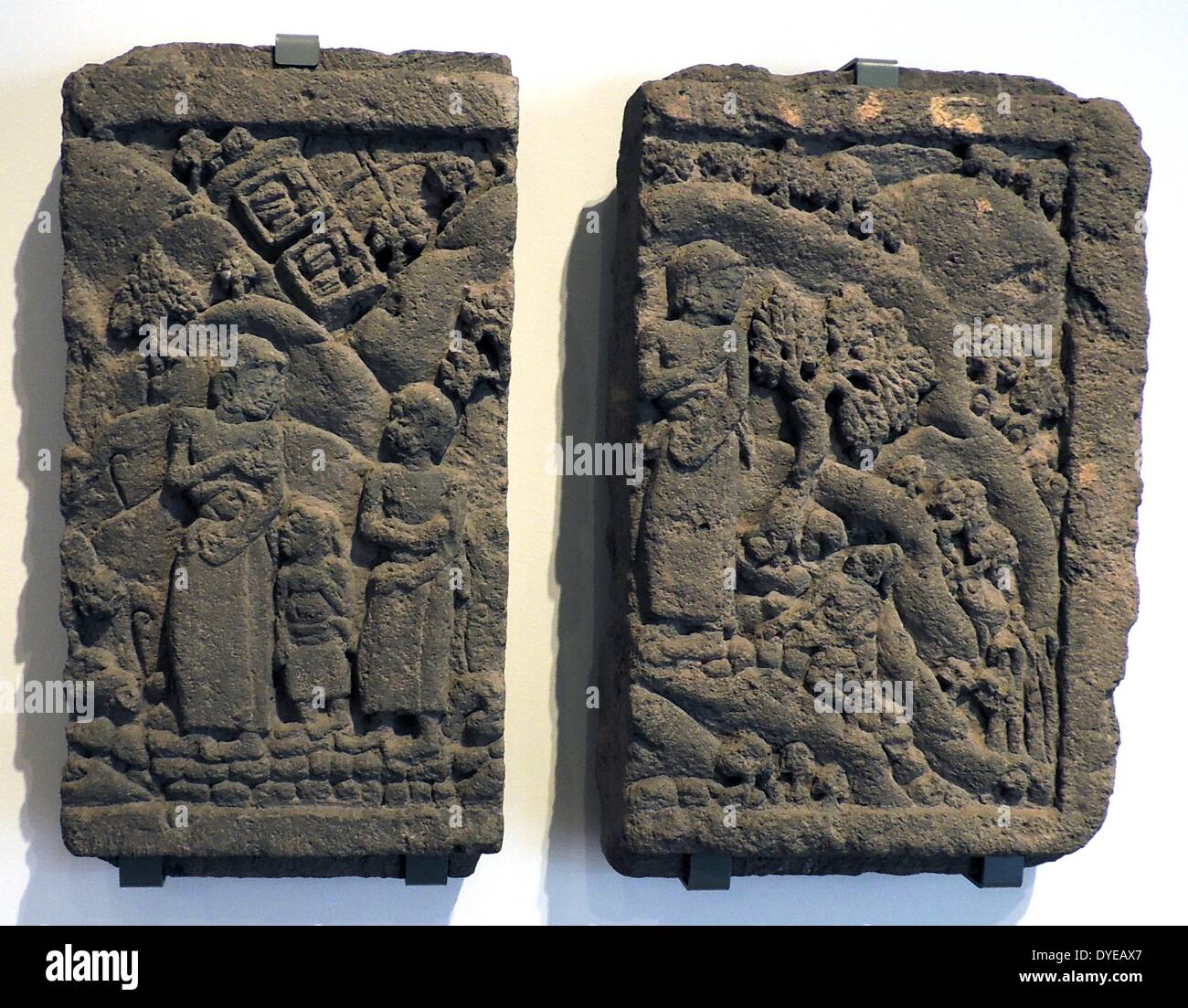 Deux fragments d'une frise. L'Indonésie, l'Est de Java, c 1350-1400. Pierre volcaniques (andésite). Ces panneaux faisaient autrefois partie d'une frise décorative continue (frontière) à la base d'un temple. Sur les deux fragments de figures humaines sont indiqués à l'intermédiaire d'un paysage boisé, vallonné. Il n'est pas connu pour certains qui histoire qu'ils représentent, même si elles sont probablement des scènes à partir d'un vieux poème javanais. Les deux carrés en haut à gauche représentent les vues d'oiseau d'enceintes fortifiées. Banque D'Images
