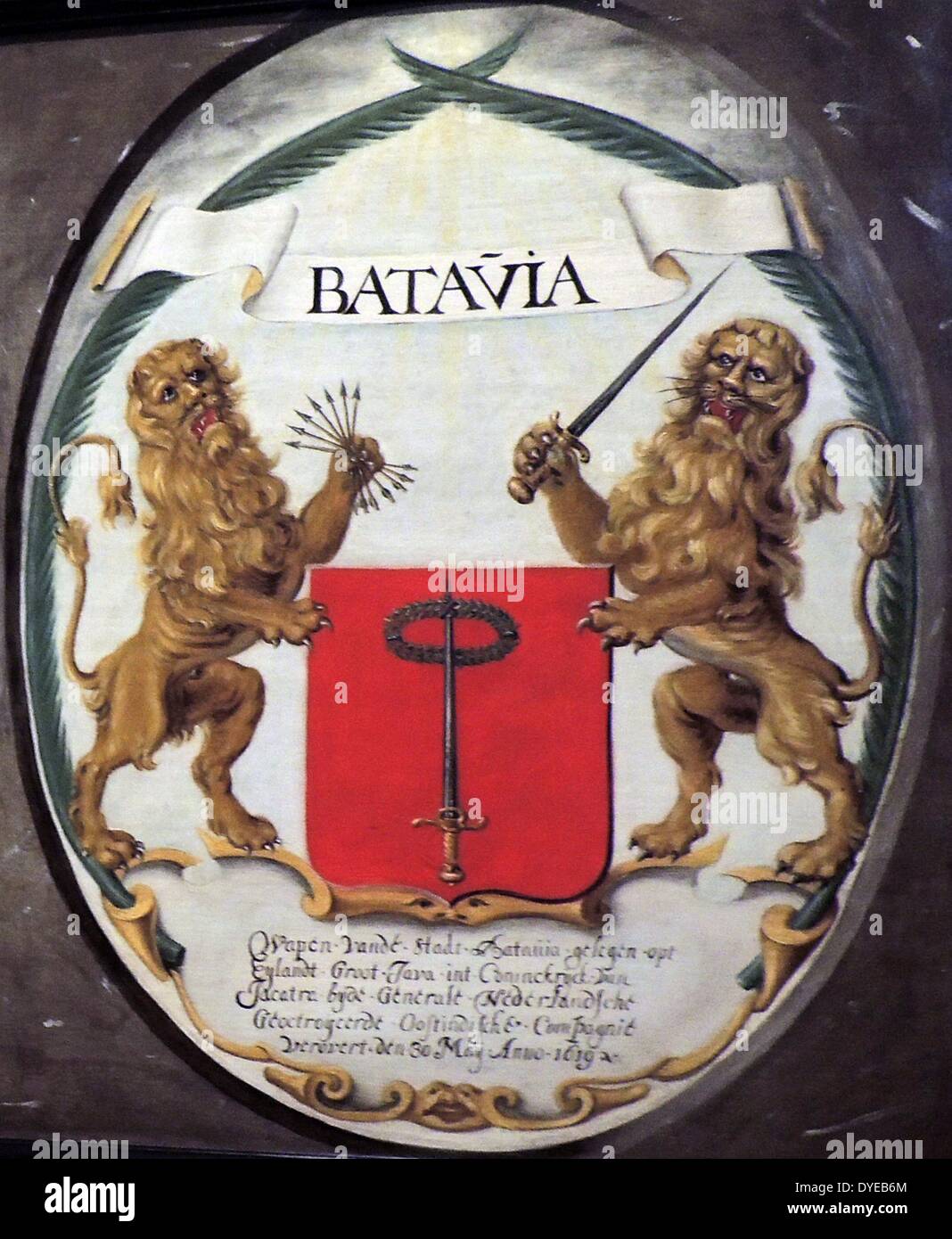 Les bras de la Dutch East India Company et de la ville de Batavia par Jeronimus Becx (actif c. 1649-1658) huile sur panneau, 1651. Ces protections sont les armes de la Dutch East India Company, ornés de Neptune et une sirène, et ceux de Batavia, flanqué de Dutch lions. Selon l'inscription sur ce dernier, la ville de Jakarta (Jakarta) est maintenant 'a conquis le 30 mai de l'an 1619". La même année, Gouverneur général Jan Pietersz Coen a renommé Batavia et construit un château avec les chantiers navals, des entrepôts et des bureaux. Banque D'Images