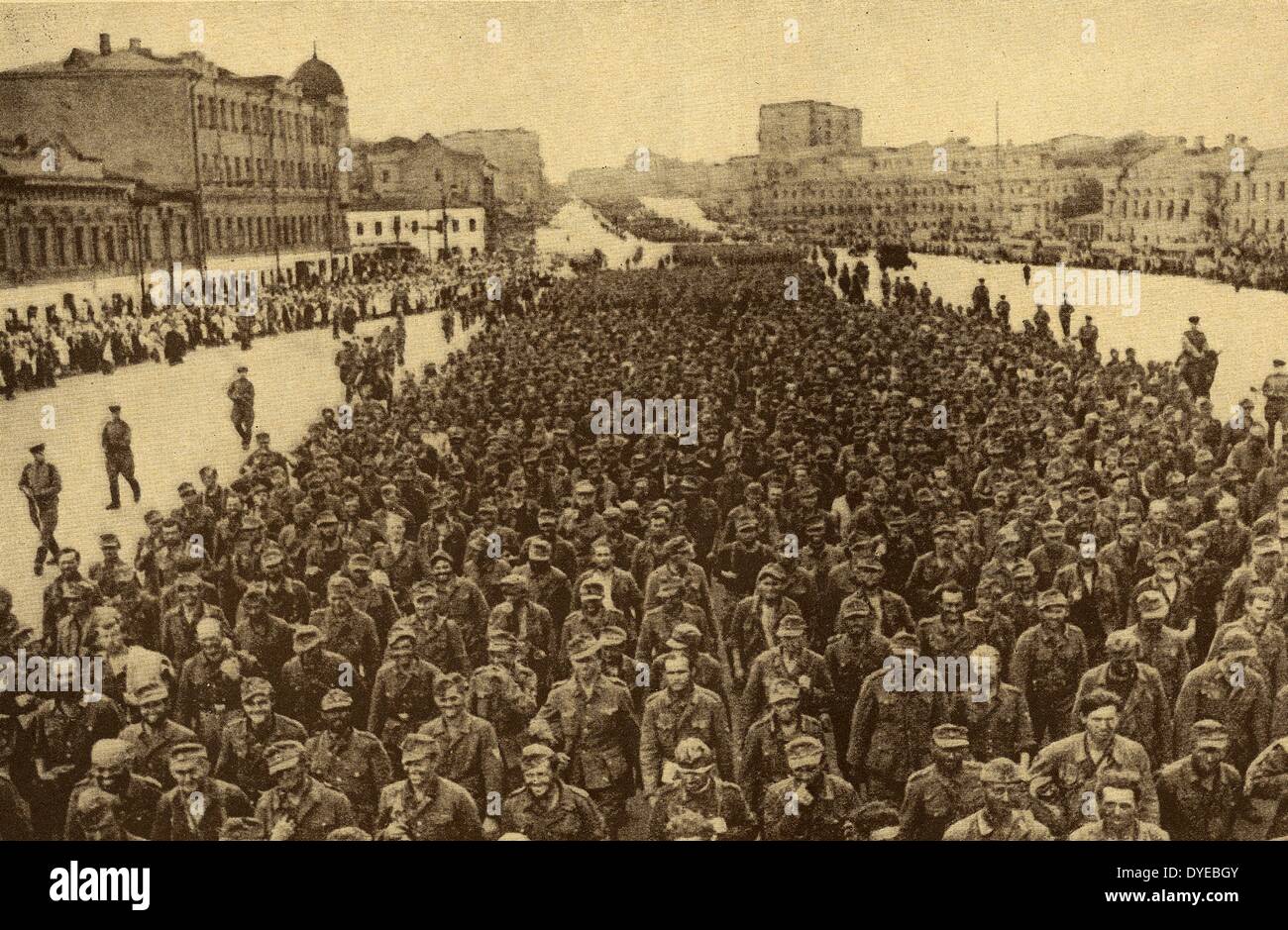 Les soldats de l'armée allemande circulent dans une ville de la Russie au cours de l'hiver 1941 offensive contre l'Union soviétique. Banque D'Images