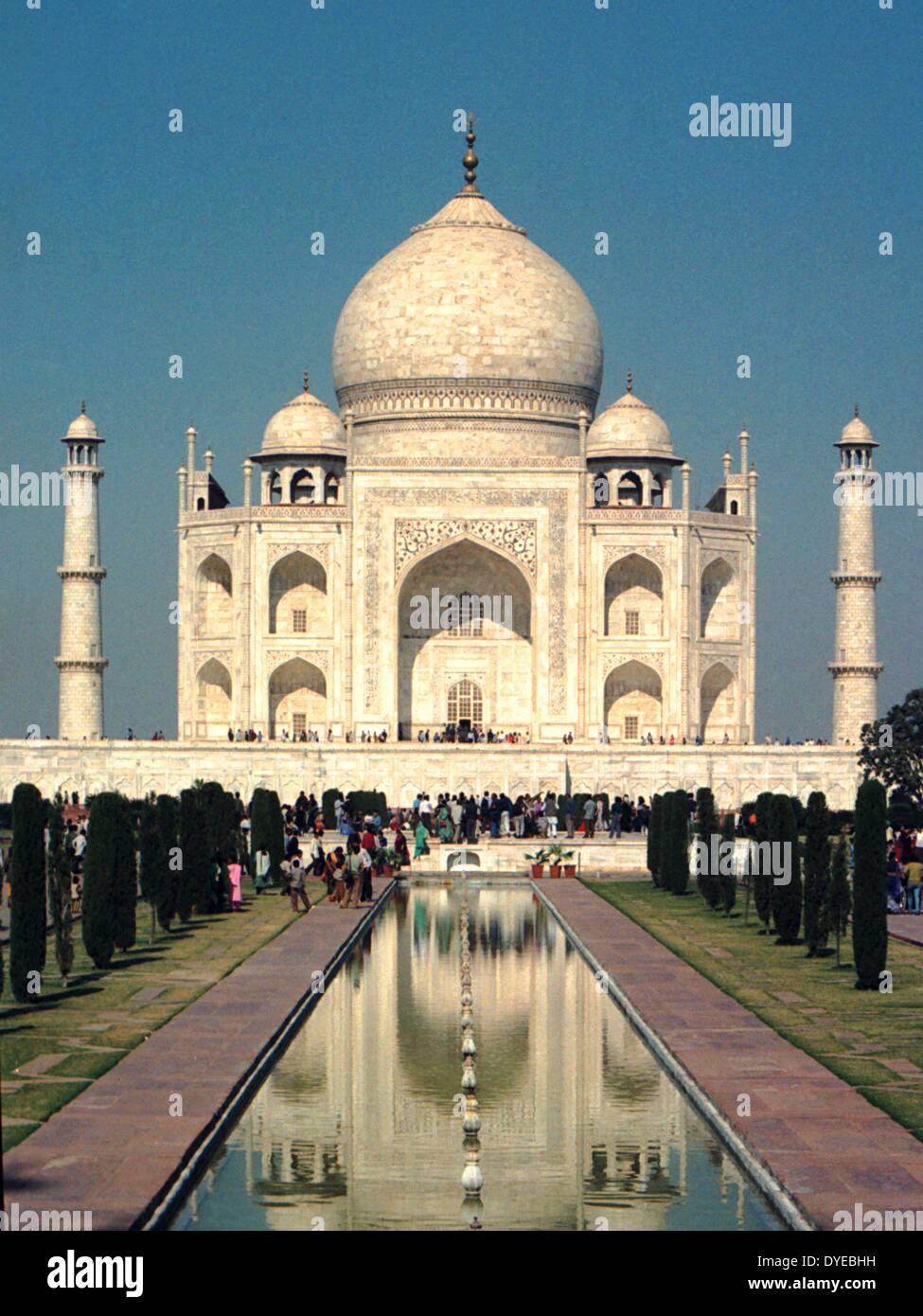 Le Taj Mahal est un mausolée de marbre blanc situé à Agra, Uttar Pradesh, Inde. Il a été construit en 1665 par l'empereur Moghol Shah Jahan en mémoire de sa troisième femme, Mumtaz Mahal Banque D'Images