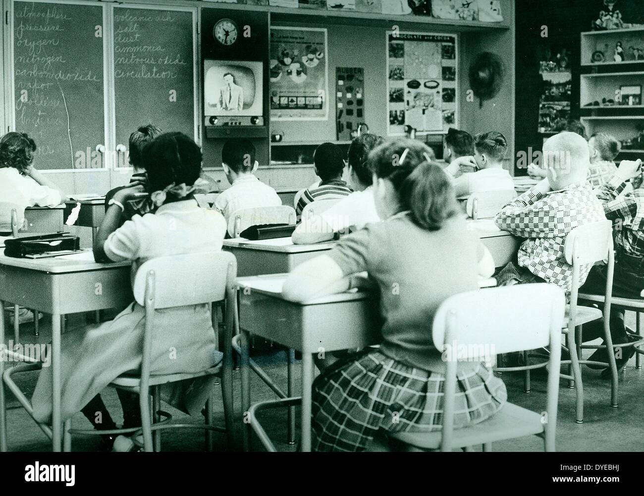 Utilisé à la télévision pour livrer des leçons dans une classe intégrée de l'école les enfants afro-américains et des blancs. Circa 1967 Banque D'Images