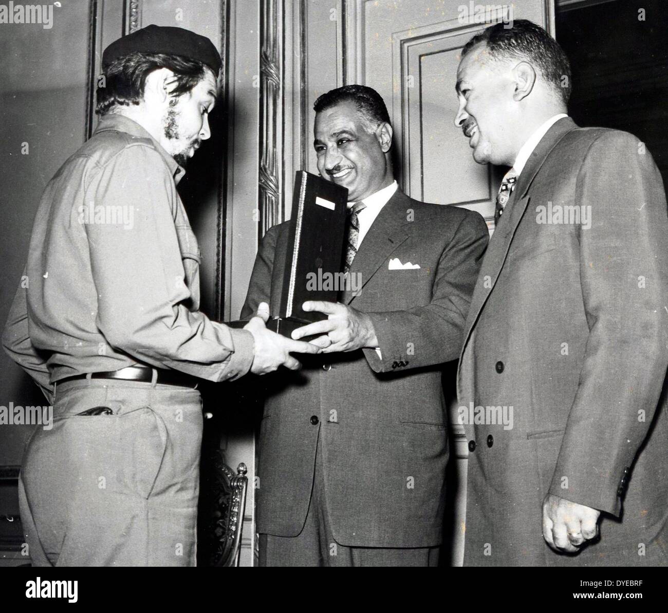 De gauche à droite : Che Guevara chef rebelle communiste cubain avec Gamal Abdul Nasser Président de l'Égypte et le Vice-président Hussein el Shafai au Caire 1966 Banque D'Images