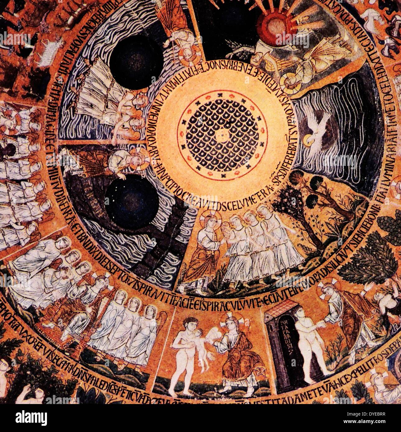 L'intérieur du dôme interne tourné de Sainte-sophie, Istanbul. Achevée en 537 après JC. Datée 2014 Banque D'Images