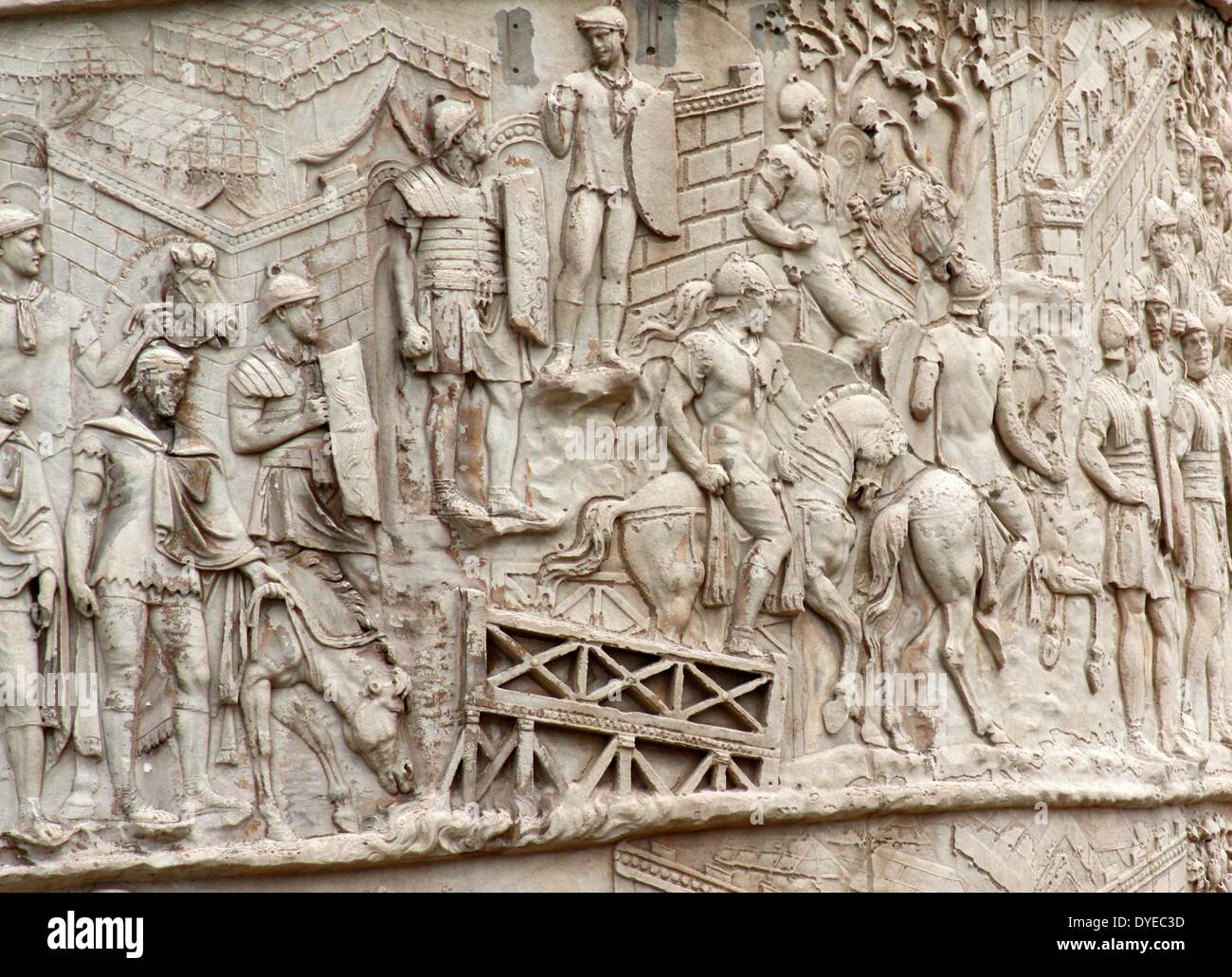 La colonne Trajane est une colonne romaine commémorant l'empereur romain Trajan's victoire dans la guerre des Daces. Situé dans le Forum de Trajan, au nord du Forum Romain. Le bas-relief en spirale artistiquement décrit les batailles épiques entre les Romains et les Daces. Achevée en 113 AD. Rome. Italie 2013 Banque D'Images