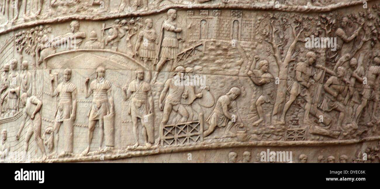 La colonne Trajane est une colonne romaine commémorant l'empereur romain Trajan's victoire dans la guerre des Daces. Situé dans le Forum de Trajan, au nord du Forum Romain. Le bas-relief en spirale artistiquement décrit les batailles épiques entre les Romains et les Daces. Achevée en 113 AD. Rome. Italie 2013 Banque D'Images