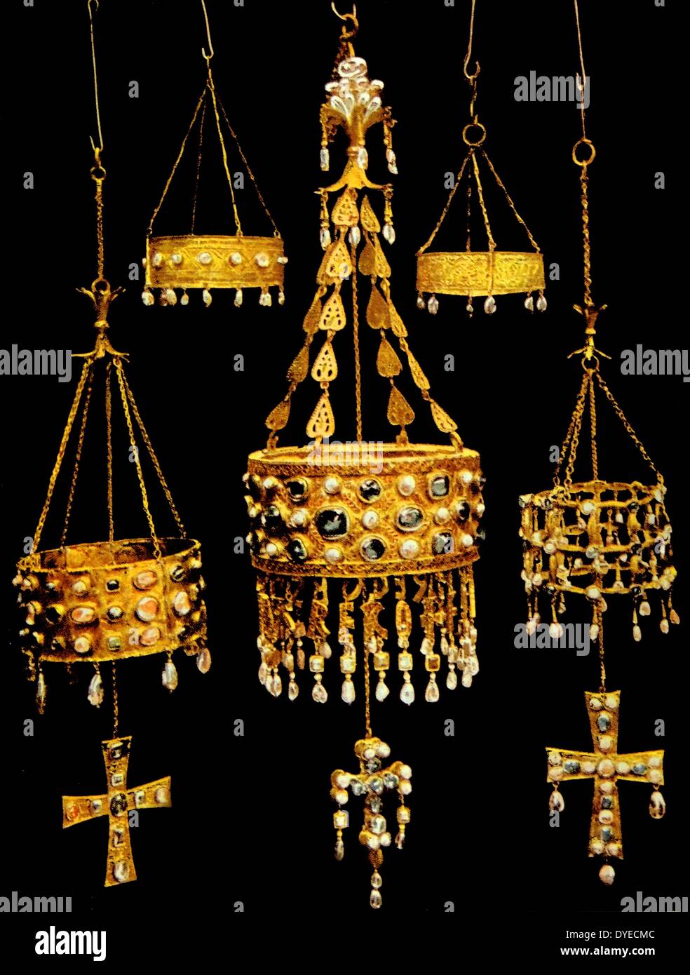 Photographie de la wisigothique de trésor de Guarrazar (Toledo). Ce trésor est composé de vingt-six couronnes votives et des croix. Au centre de la photographie est la Couronne votive de Recceswinth. En date du 2e siècle Banque D'Images