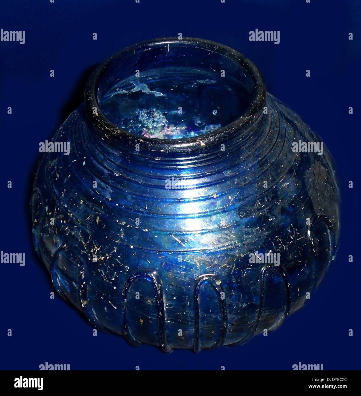 En forme de cloche bleu bécher en verre 550 B.C. Banque D'Images