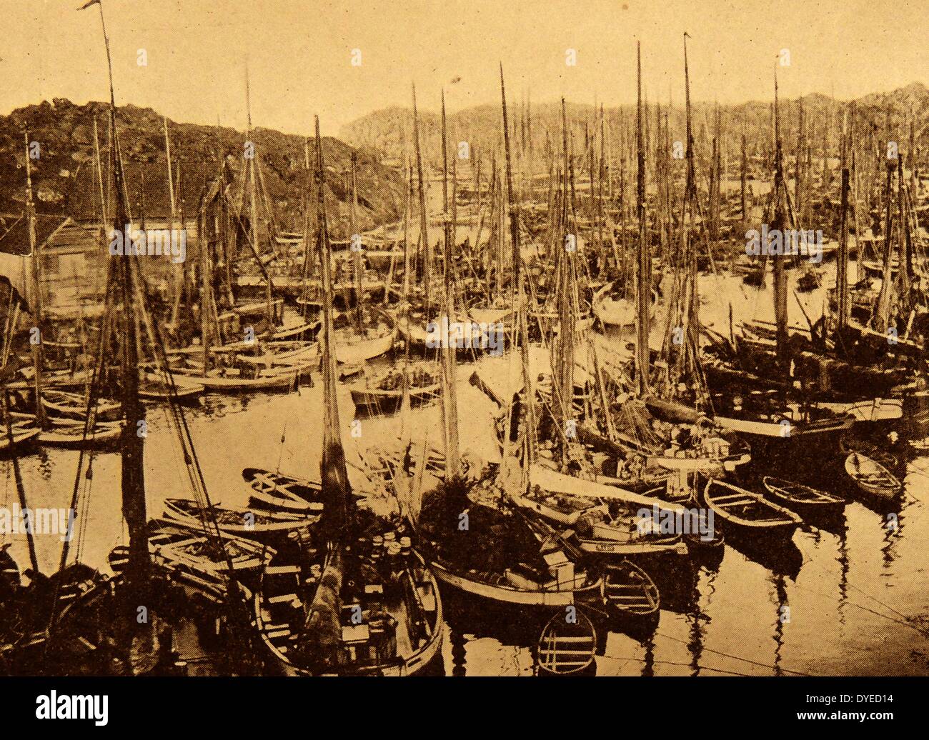 Photographie de pêcheurs norvégiens au quai de déchargement et chargement des bateaux. Du C. 1900 Banque D'Images