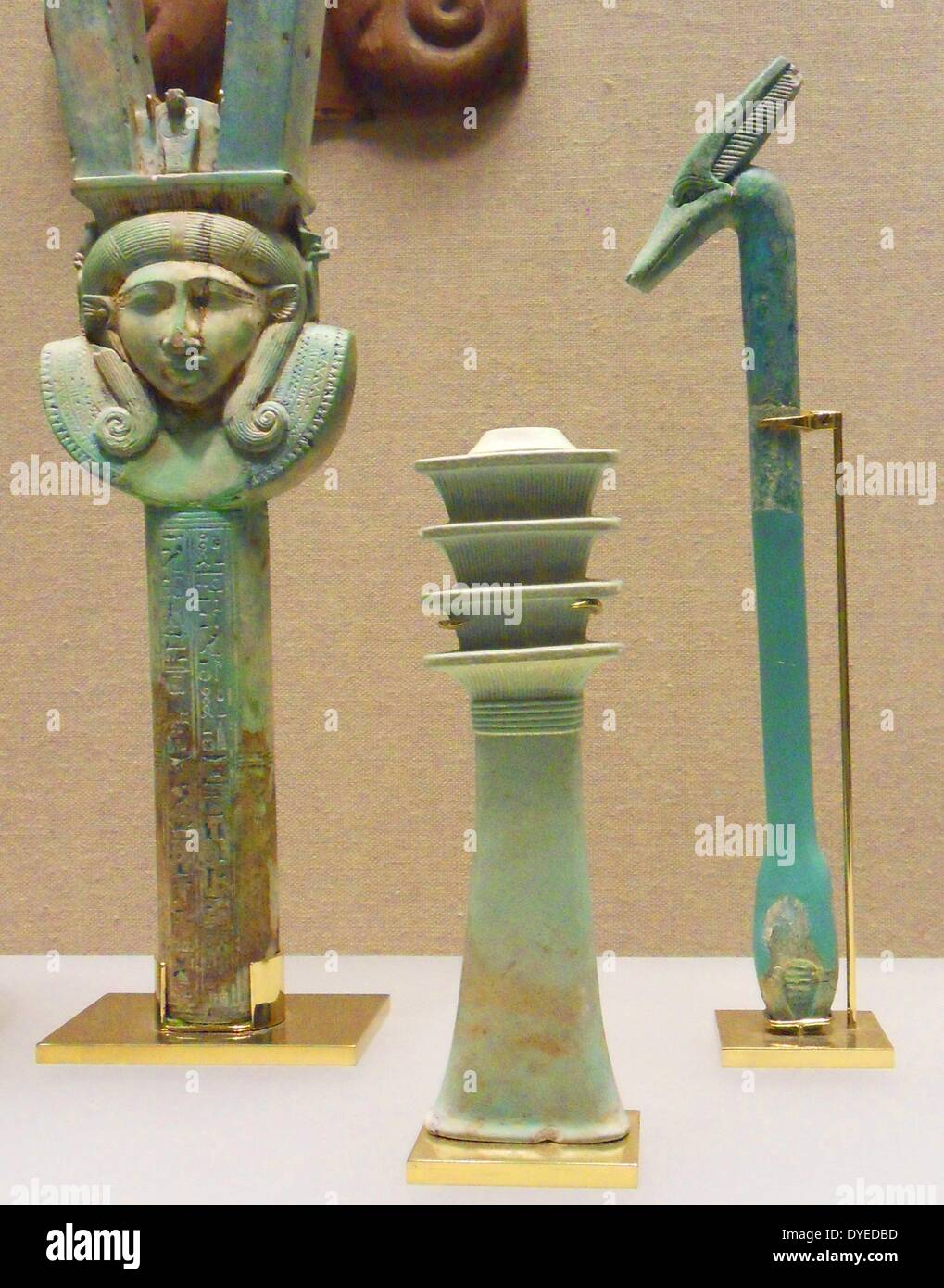 La structure du temple et d'autres objets 400 B.C. Chef de la déesse Hathor sur un sistre 400 B.C. , Sceptre excavées au Faire en Nubie 400 avant J.-C. et la faïence d'Osiris pilier djed 400 av. Banque D'Images