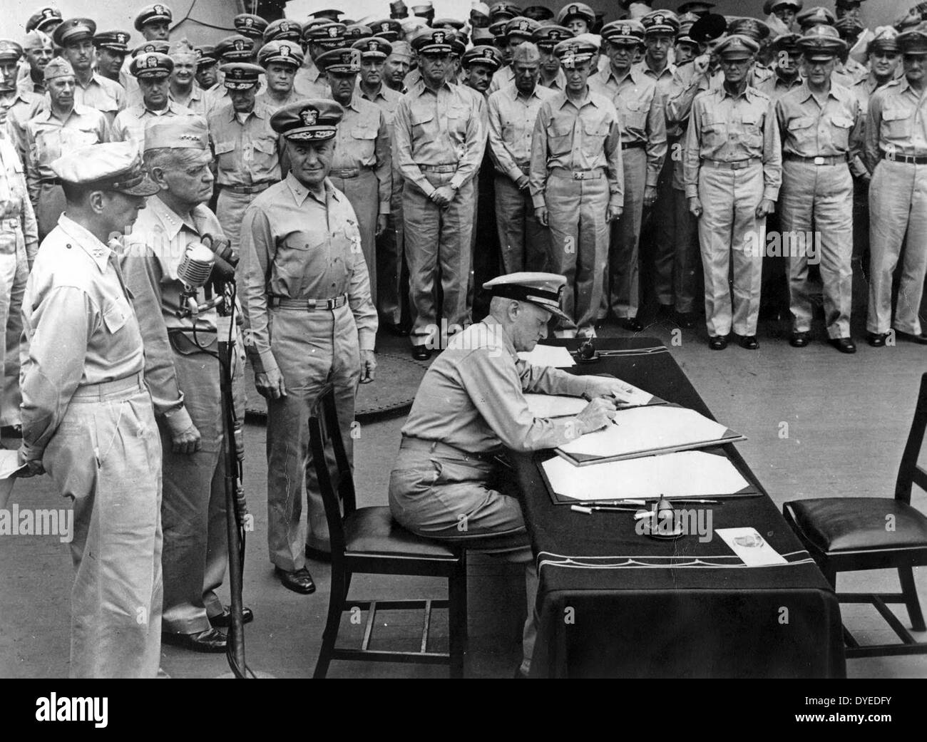 L'amiral Chester Nimitz, signes Instrument de remise à bord de l'USS Missouri 1945 Banque D'Images