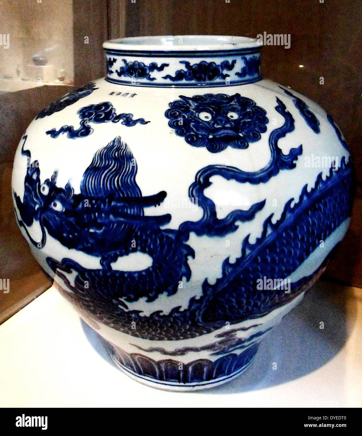 À partir de la dynastie Ming 1426 Jar. Porcelaine peinte en bleu sous glaçure. Banque D'Images