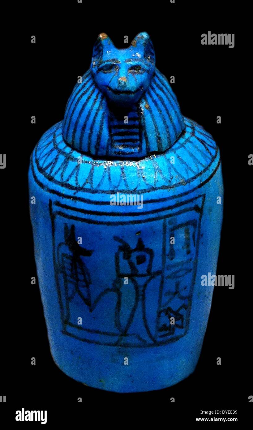 Faïence bleue canopes Douamoutef Jar 1290 B.C. le pot à tête de chacal contiendrait l'estomac et était protégé par la déesse Neith. L'Égypte Banque D'Images