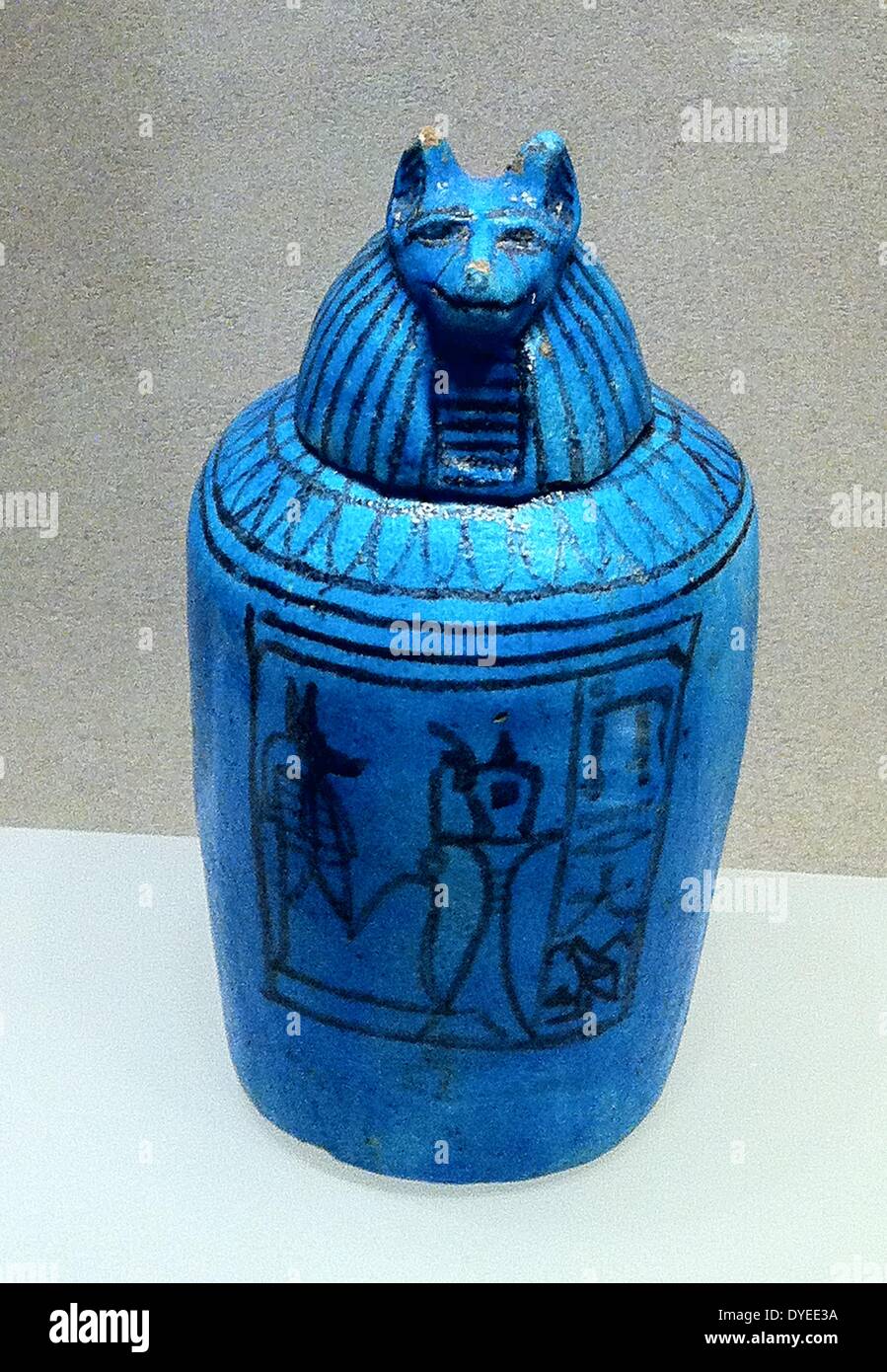 Faïence bleue canopes Douamoutef Jar 1290 B.C. le pot à tête de chacal contiendrait l'estomac et était protégé par la déesse Neith. L'Égypte Banque D'Images