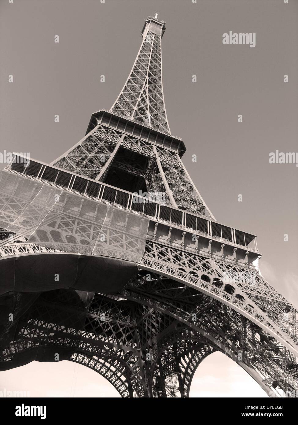 Vue sur la Tour Eiffel 2013. Une structure en treillis de fer situé sur le Champ de Mars à Paris. Nommé d'après l'ingénieur Gustave Eiffel, elle a été érigée en 1889. Banque D'Images