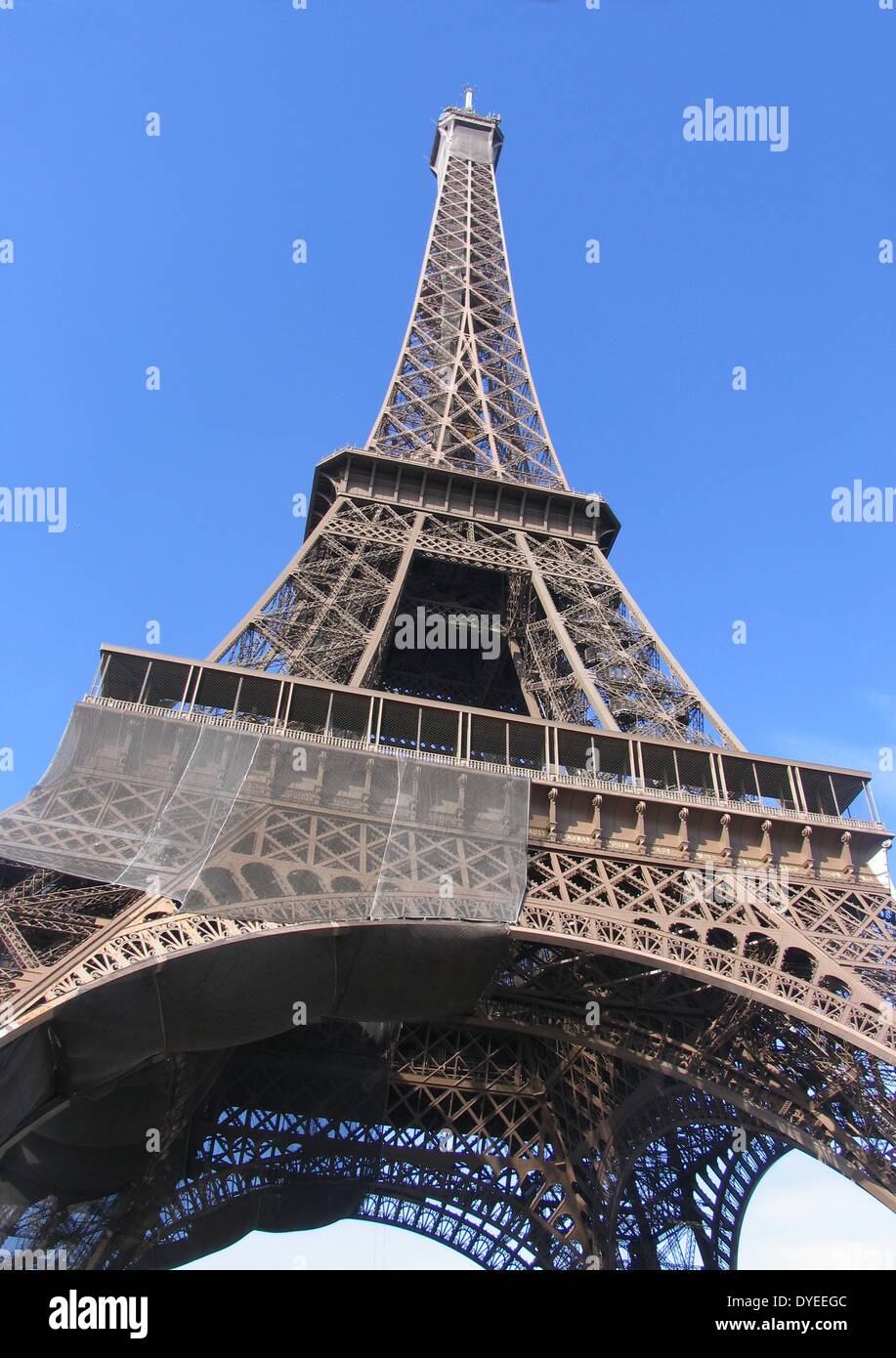 Vue sur la Tour Eiffel 2013. Une structure en treillis de fer situé sur le Champ de Mars à Paris. Nommé d'après l'ingénieur Gustave Eiffel, elle a été érigée en 1889. Banque D'Images