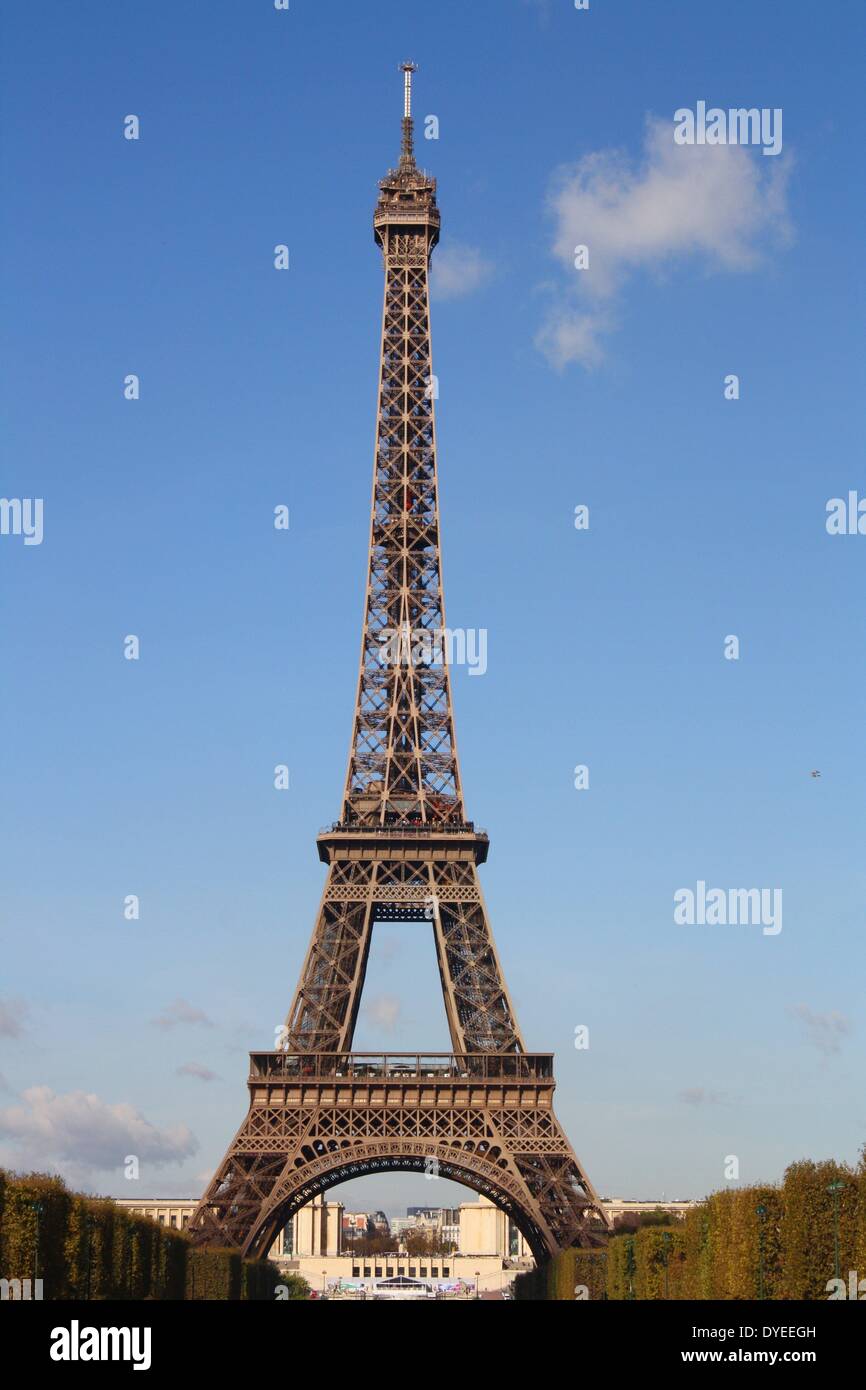 Vue sur la Tour Eiffel 2013. Une structure en treillis de fer situé sur le Champ de Mars à Paris. Nommé d'après l'ingénieur Gustave Eiffel, elle a été érigée en 1889. Banque D'Images