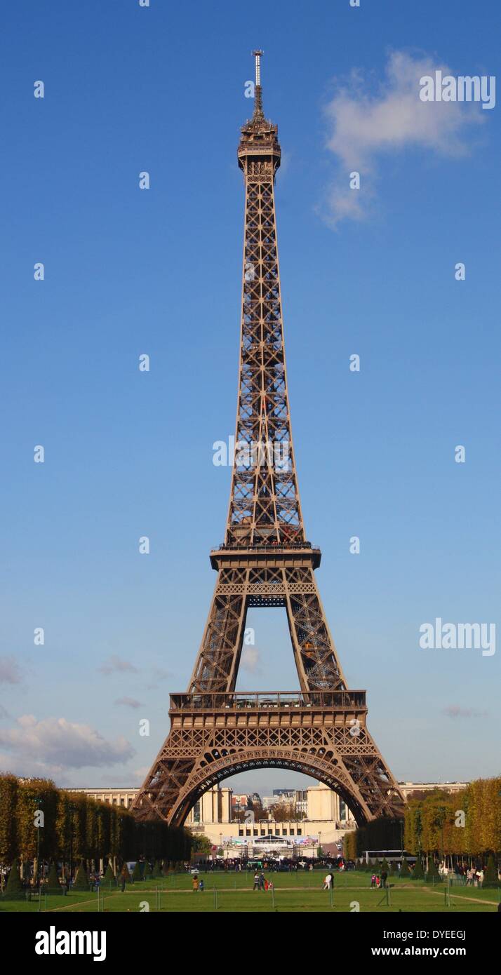 Vue sur la Tour Eiffel 2013. Une structure en treillis de fer situé sur le Champ de Mars à Paris. Nommé d'après l'ingénieur Gustave Eiffel, elle a été érigée en 1889. Banque D'Images
