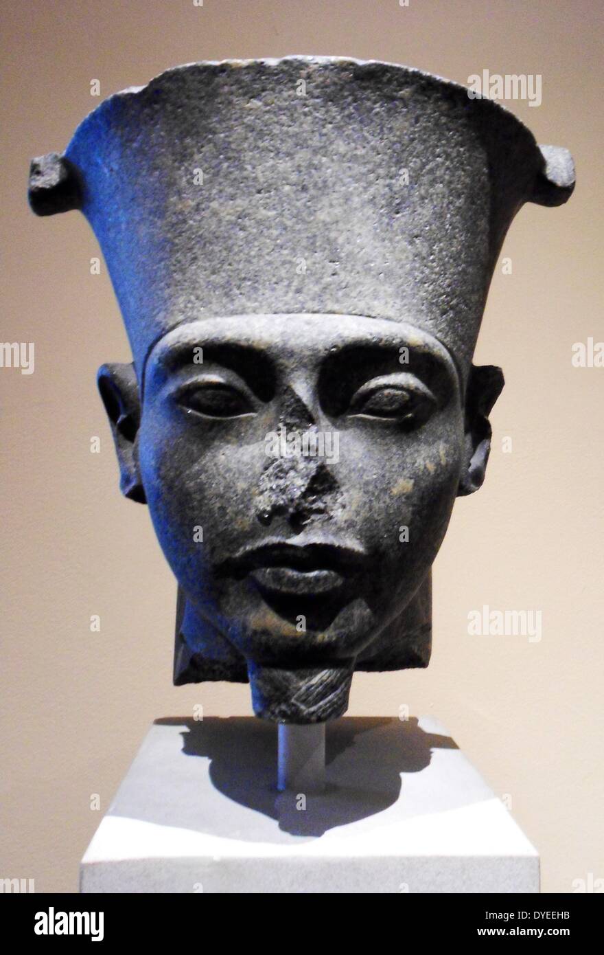Tête d'une statue colossale du dieu Amon 1336 B.C. Banque D'Images
