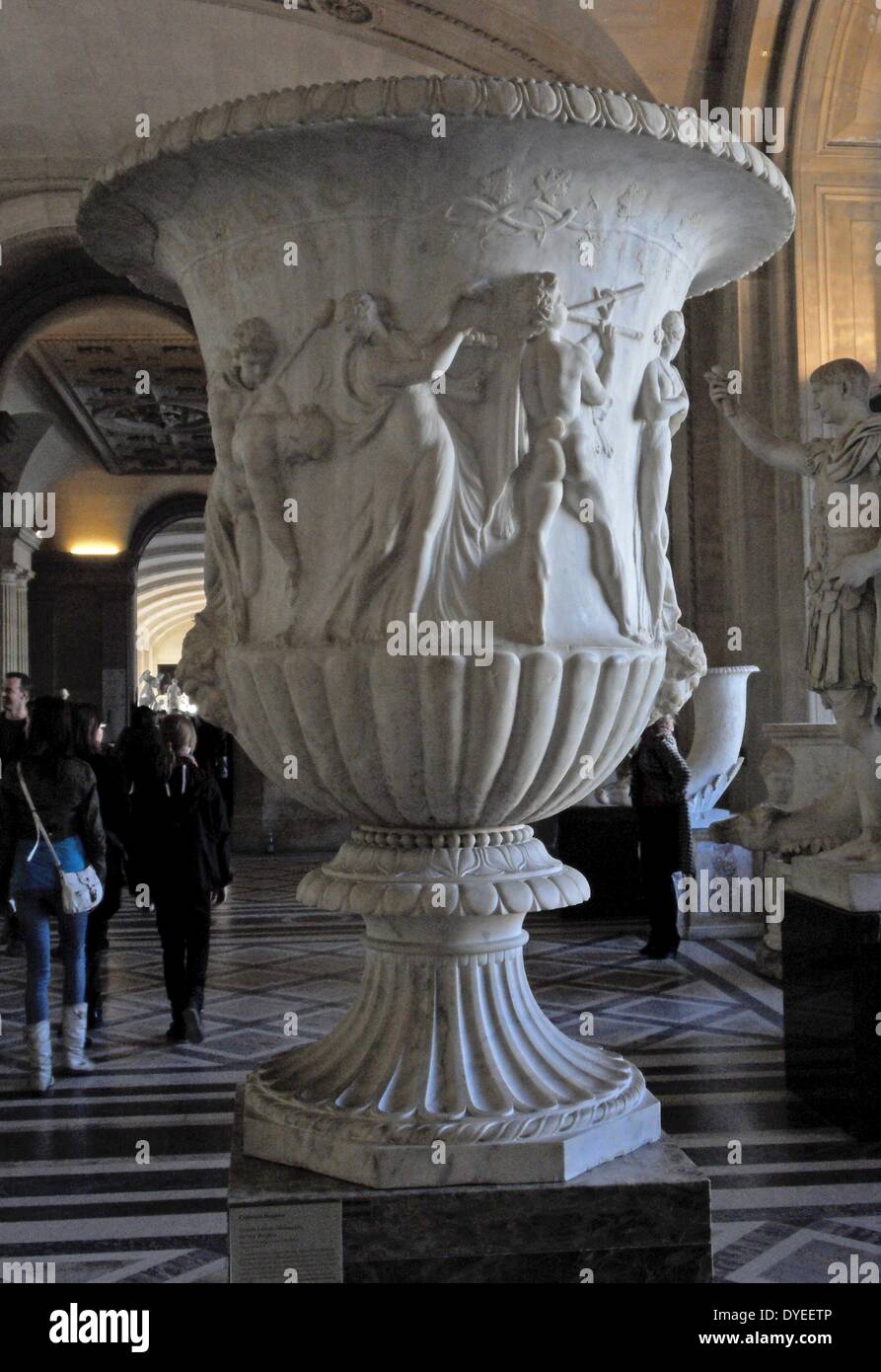Vase Médicis 17e siècle. Vase Médicis pour la forme, et le vase Borghese pour la scène bachiques. Banque D'Images