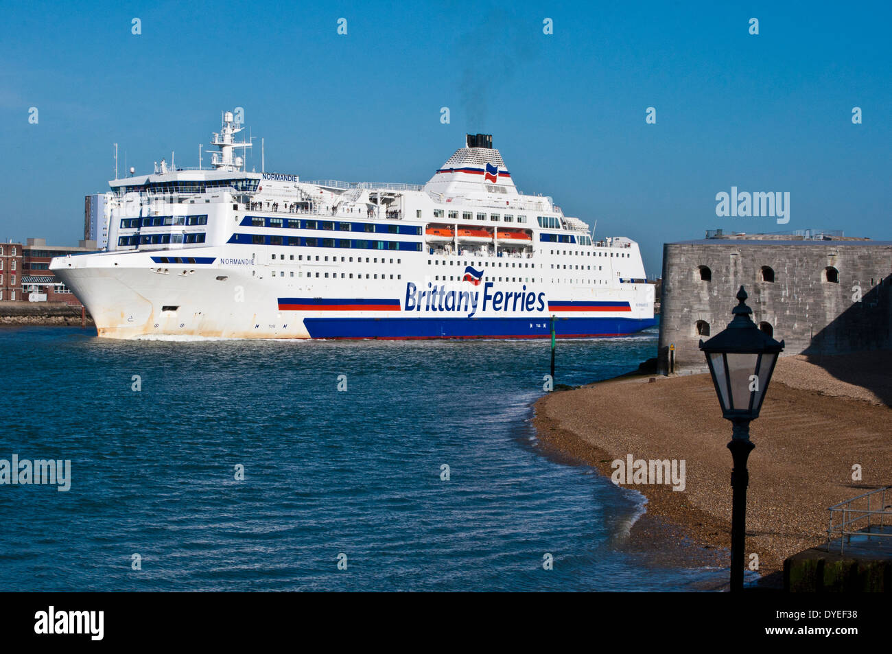 Normandie laissant Brittany Ferries Portsmouth Harbour Entrance passant la tour ronde Banque D'Images