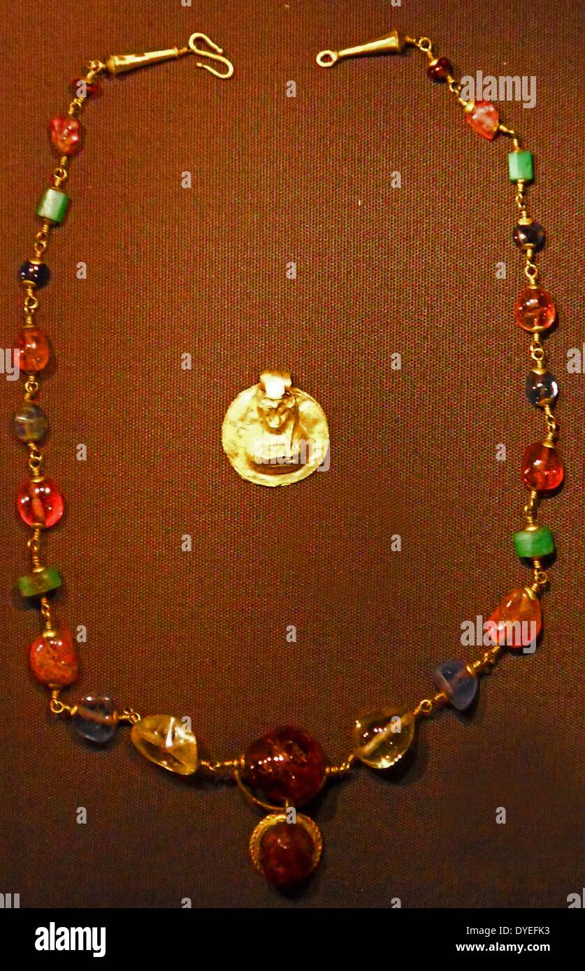 Collier en or et pendentif Pendentifs 100 A.D. sur le collier montre un jeu de cupidon avec améthystes, émeraudes et d'ambre. Pendentif en or avec le buste de la déesse égyptienne Isis. Banque D'Images