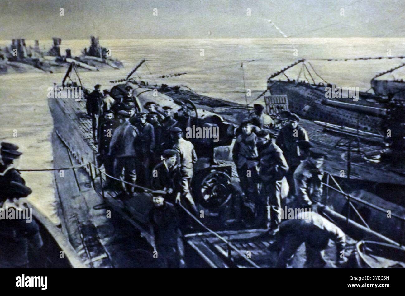 La Première Guerre mondiale - le sous-marin allemand (U-boat) équipages remise aux forces britanniques à l'anglais port de Harwich 1918 Banque D'Images