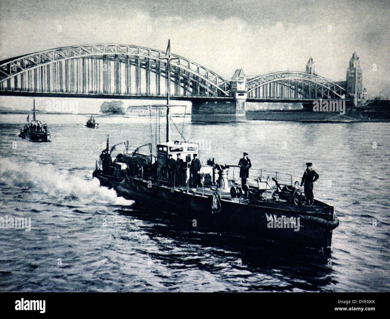 La Seconde Guerre mondiale 1 - British motor-lanceurs en patrouille sur le Rhin en passant sous le pont Hohenzollern à Cologne. Banque D'Images