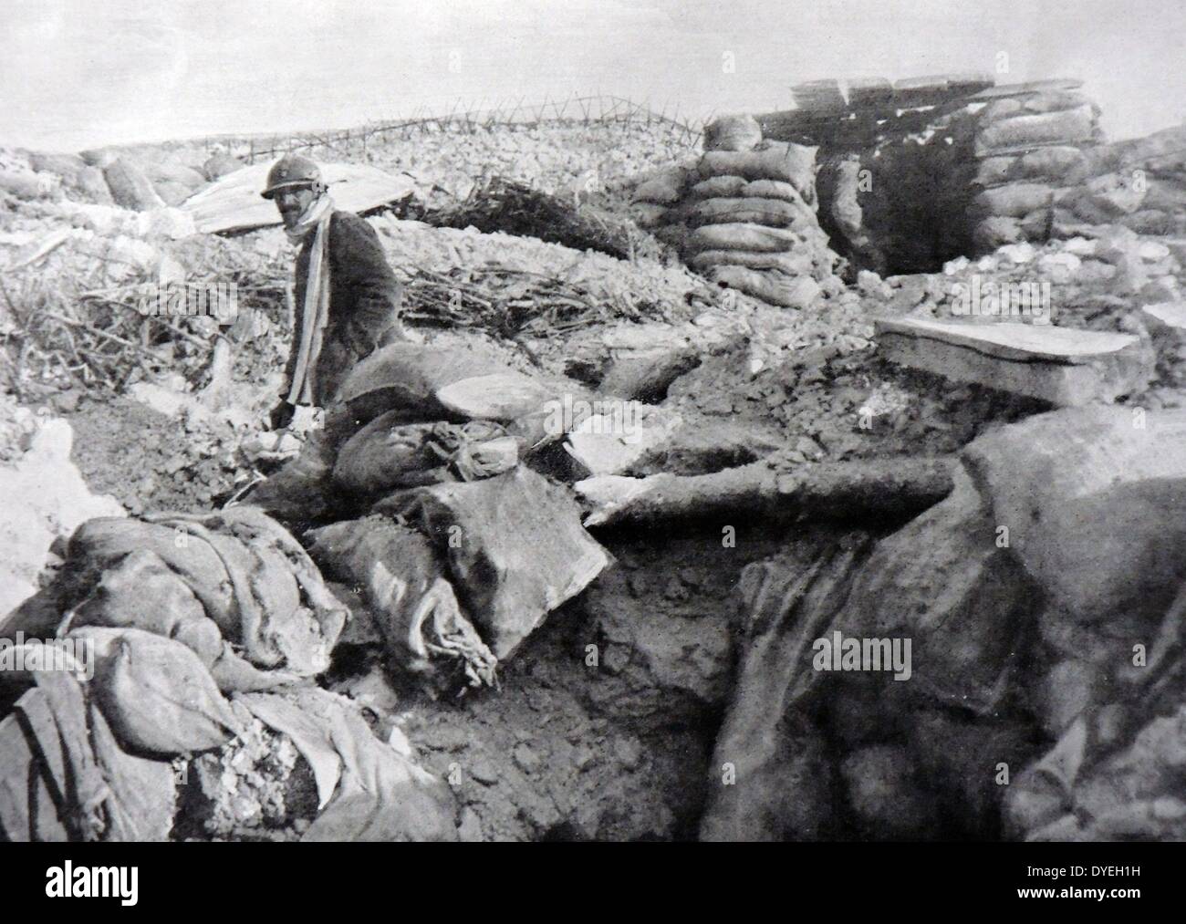 La Seconde Guerre mondiale 1 - Un soldat français prend une pause dans sa tranchée durant la bataille de Champagne 1915. Banque D'Images