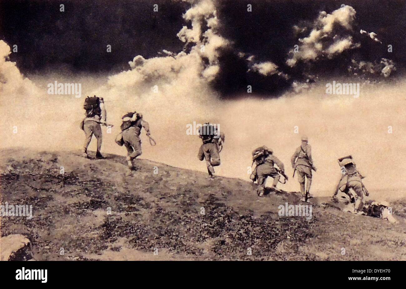 Première Guerre mondiale, les soldats autrichiens charger vers le bas sur une patrouille Italienne. Banque D'Images