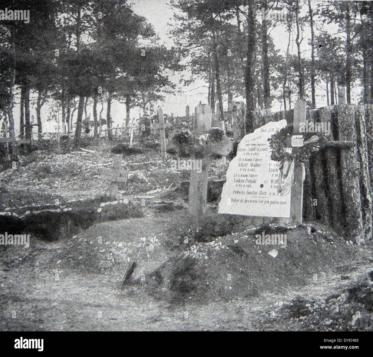 La Seconde Guerre mondiale 1 - Un cimetière allemand - au premier plan, champ de bataille. Deux officiers morts ont en commun une épitaphe. 1915 Banque D'Images