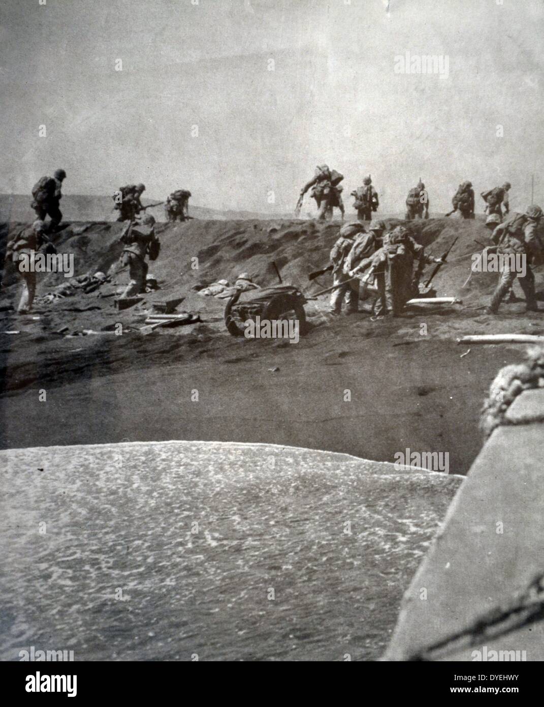 Tableau de bord côte, Iwo Jima 1945. Les forces américaines à terre tempête sur les plages pendant l'invasion d'Iwo Jima-. Banque D'Images