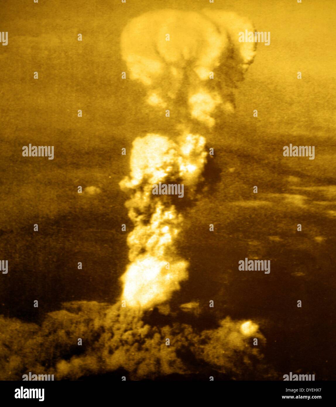 La Seconde Guerre mondiale - bombe atomique d'Hiroshima, août 1945. Les bombardements atomiques des villes de Hiroshima et Nagasaki au Japon ont été menées par les États-Unis au cours de la phase finale de la Seconde Guerre mondiale en 11945. Les deux événements sont la seule utilisation d'armes nucléaires dans la guerre à ce jour. Banque D'Images
