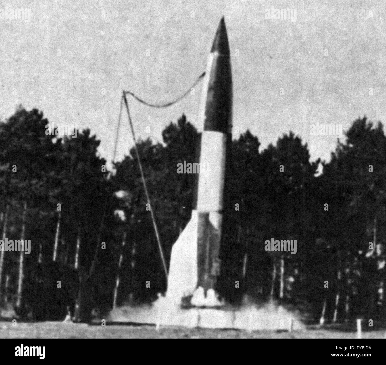 Le V-2 (allemand : Vergeltungswaffe 2, '2') arme de vengeance, nom technique Aggregat-4 (A4), est un missile balistique à courte portée qui a été développée pendant la Seconde Guerre mondiale en Allemagne, particulièrement destinées à Londres et Anvers. Communément appelé le V2, Banque D'Images