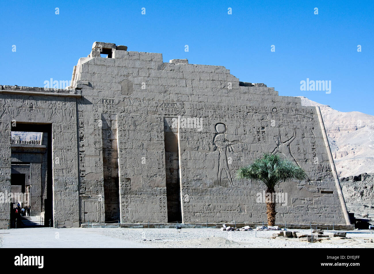 Temple de Ramsès III (1198-1167 av. - XX° Dyn.) à Médinet Habou:la vue partielle sur le premier pylône. Banque D'Images