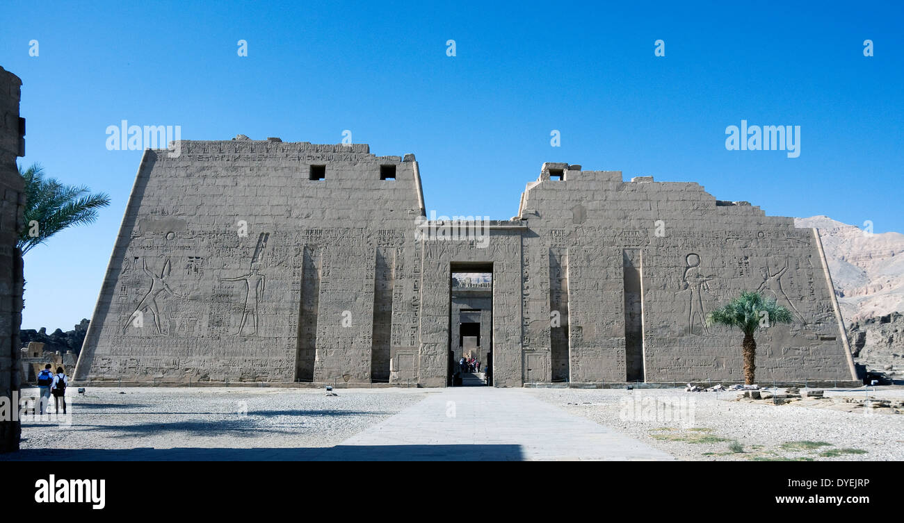 Temple de Ramsès III (1198-1167 av. - XX° Dyn.) à Médinet Habou : le premier pylône. Banque D'Images