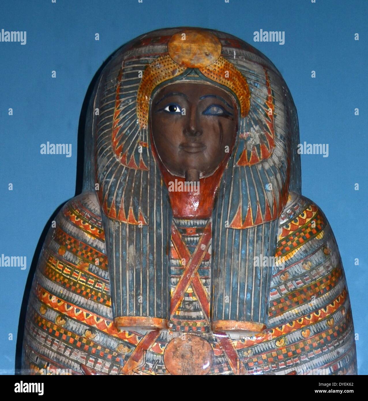 Cercueil en bois peint d'Denytenamun Denytenamun 943 B.C. a été le porteur d'encens du temple d'Amon. La décoration du couvercle comprend des allusions à la renaissance. Banque D'Images