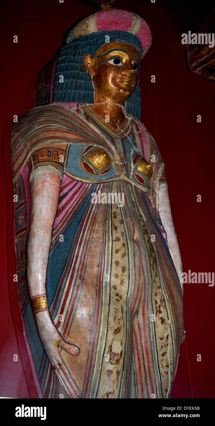 Cercueil en bois peint d'une jeune femme xviiie dynastie. Banque D'Images