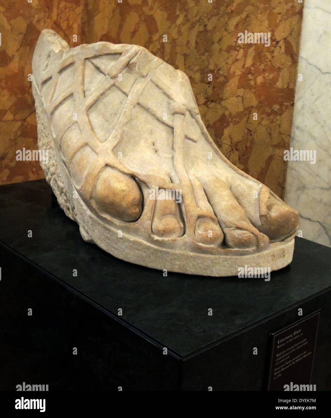 Pied colossal 1er siècle après J.C. le pied droit de porter une sandale de style grec. Pensé d'avoir fait partie d'une statue colossale d'un dieu. Banque D'Images
