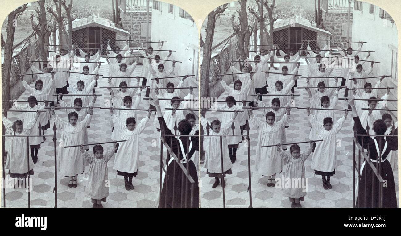 La gymnastique à la Mission de Mlle Arnot, Jaffa, en Palestine. Banque D'Images