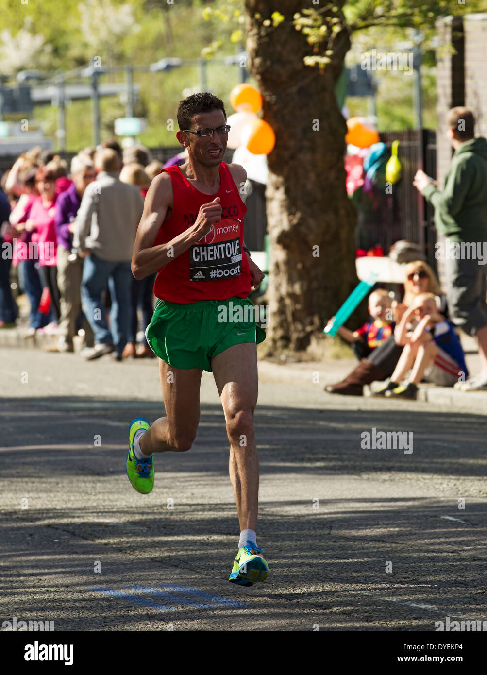 El Amin Chentouf sur le chemin de gagner sa classe T11/T13 au Marathon de Londres 2014, Angleterre, Royaume-Uni. Banque D'Images