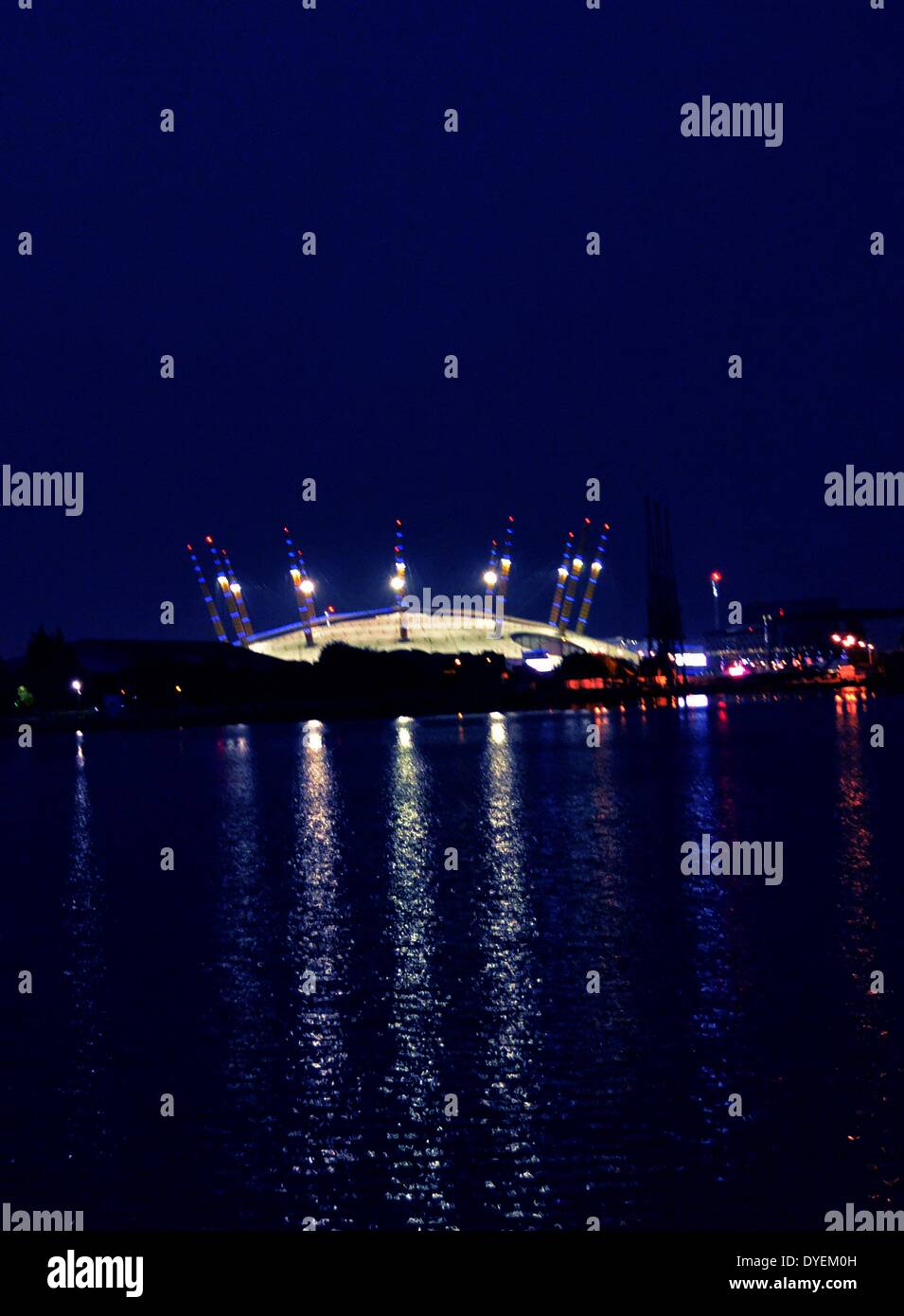 Vue nocturne de l'02 Arena Londres 2013. Officiellement connu comme le dôme du millénaire. Banque D'Images