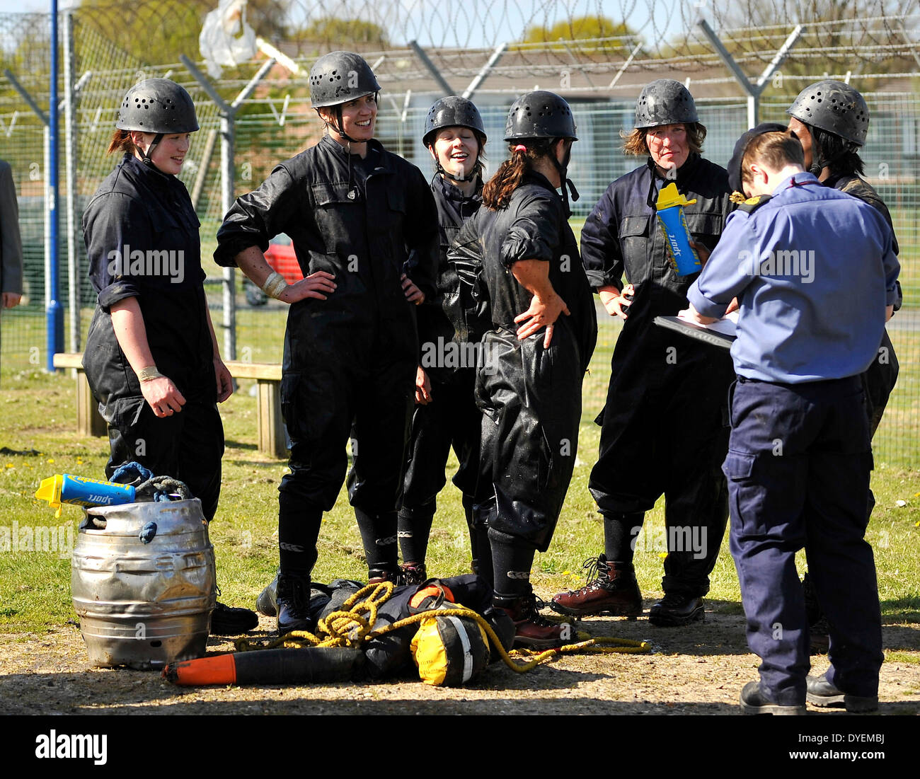 Fareham, UK. Apr 15, 2014. England Women's 2014 WRWC squad prendre part dans le leadership et l'esprit d'équipe au cours de la Royal Navy Leadership Academy, HMS Collingwood Fareham Credit : Action Plus Sport/Alamy Live News Banque D'Images