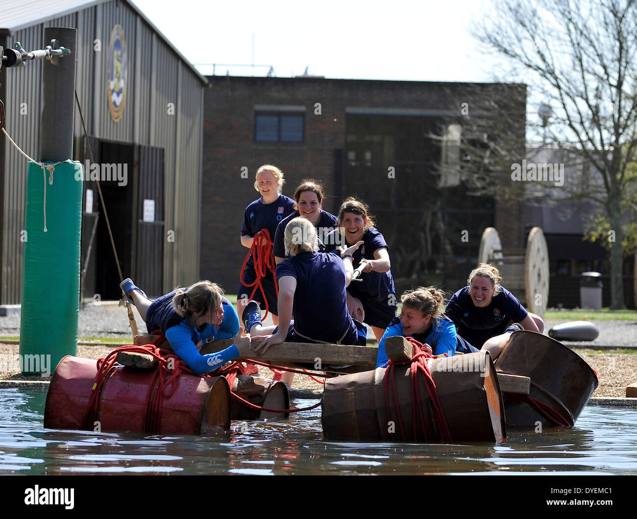 Fareham, UK. Apr 15, 2014. England Women's 2014 WRWC squad prendre part dans le leadership et l'esprit d'équipe au cours de la Royal Navy Leadership Academy, HMS Collingwood Fareham Credit : Action Plus Sport/Alamy Live News Banque D'Images