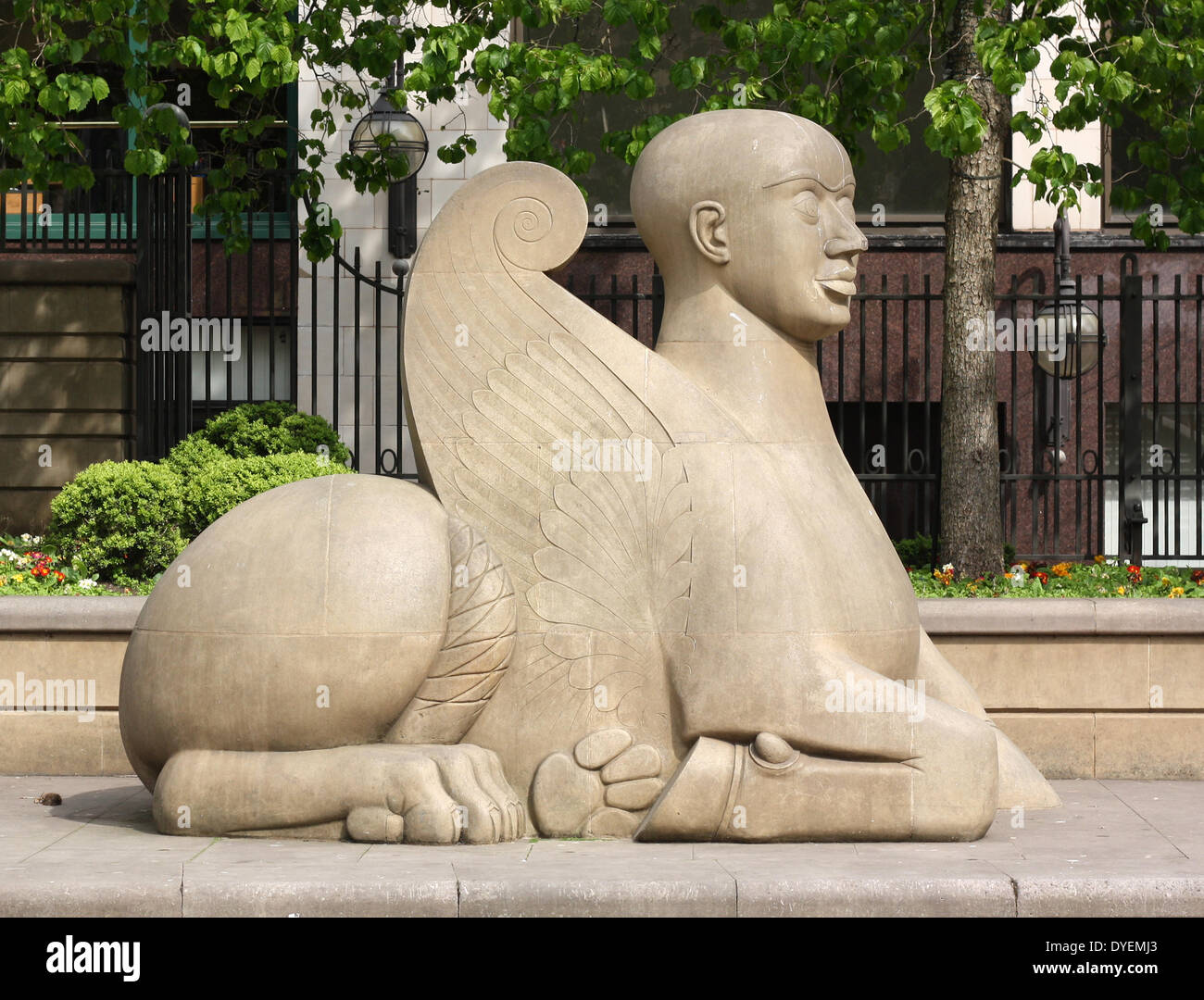 Sphinx moderne, Victoria Square, Birmingham, Angleterre. L'une des 4 statues dans le carré par Dhruva Mistry, par la rue Waterloo Banque D'Images
