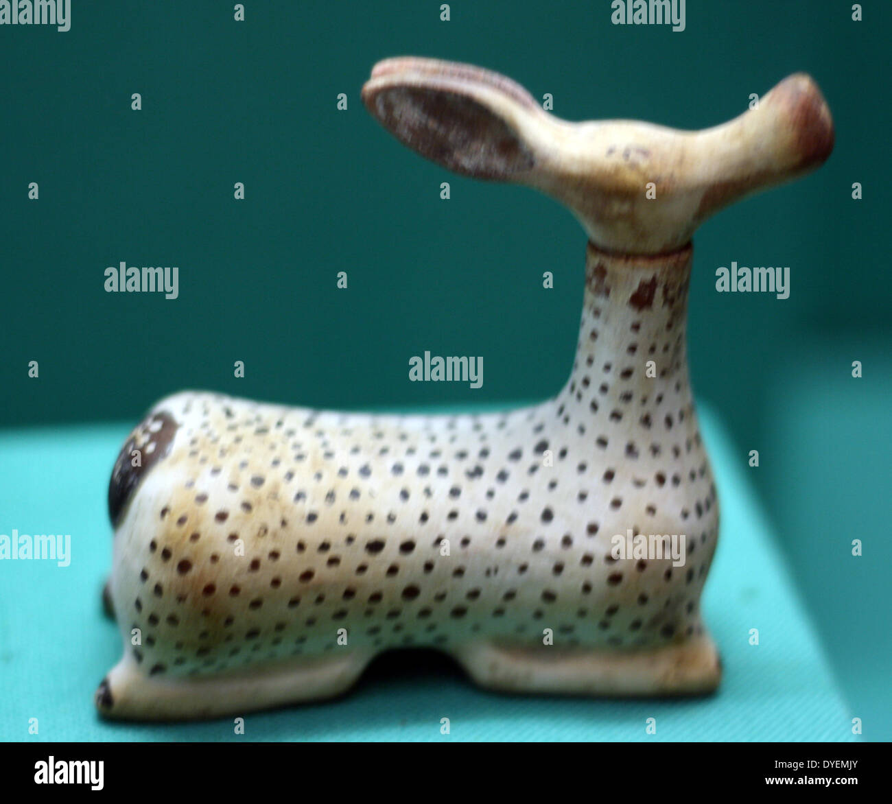 Bouteille de poteries en forme de femelles pour le parfum. La tête est le bouchon et est amovible. Fabriqué en Italie grecque. Vers 600-550 av. J.-étrusque Banque D'Images