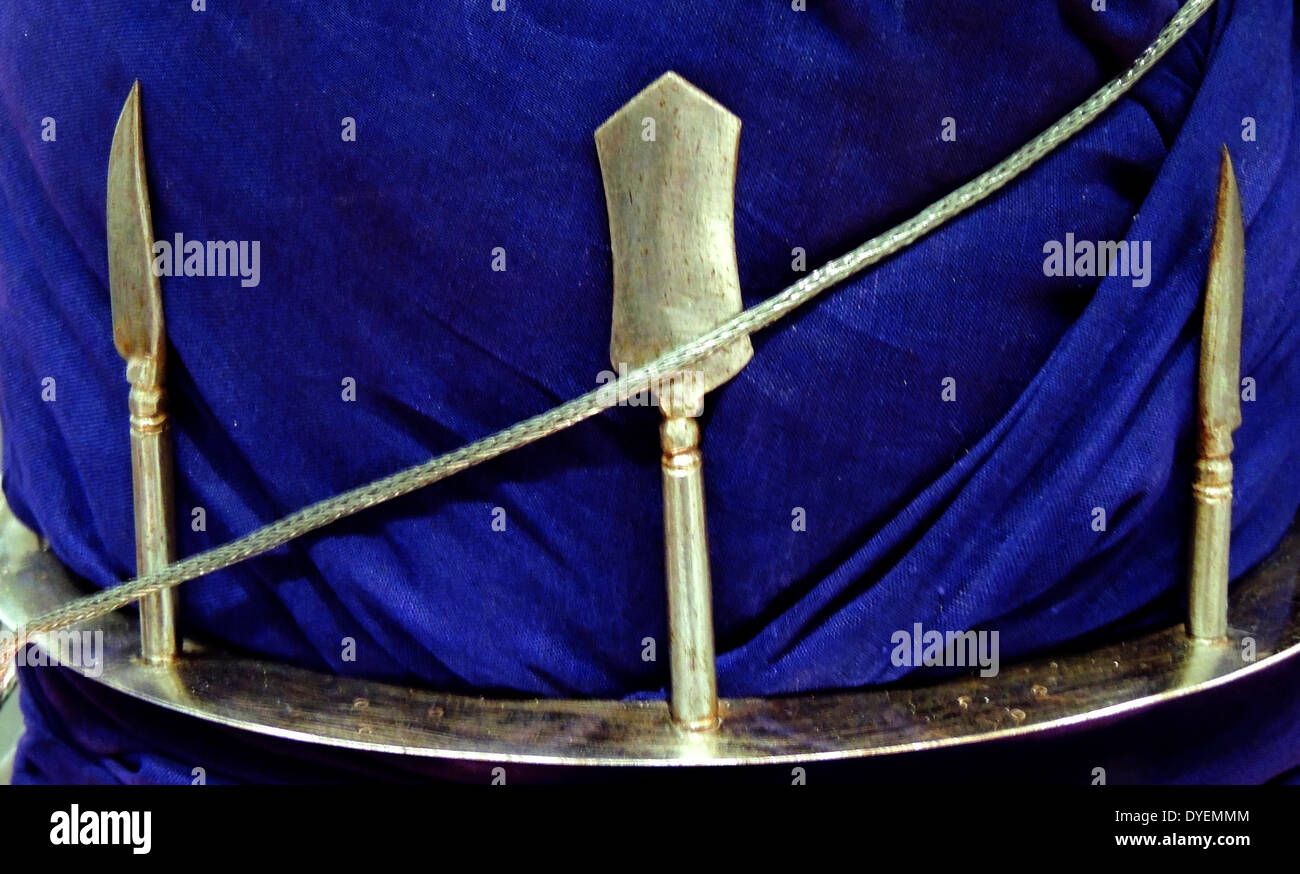 Le Khanda est un Indien double-edge épée droite. Il a été utilisé par le Marathas, Rajputs, Jats, Nairs et Sikhs. La lame est généralement large et assez lourds et élargit de la garde à la pointe. La lame se transforme en conseil plutôt brutalement. La poignée possède un petit metal spike venant en sens inverse de la typique khanda. De nombreux autres épées droites autour du monde ont été principalement utilisé pour poignarder et chevauchement avec la pointe, tandis que le khanda est principalement utilisé pour pirater ou cleave avec le bord de la lame. Banque D'Images