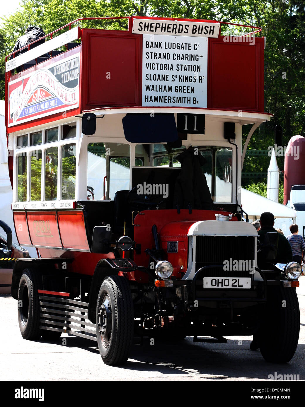 Un dix-neuf années '20 London Transport bus. Les passagers des autobus sur les terrasses ou les deux niveaux. Le pont supérieur a été ouvert à toutes les conditions météorologiques. Banque D'Images