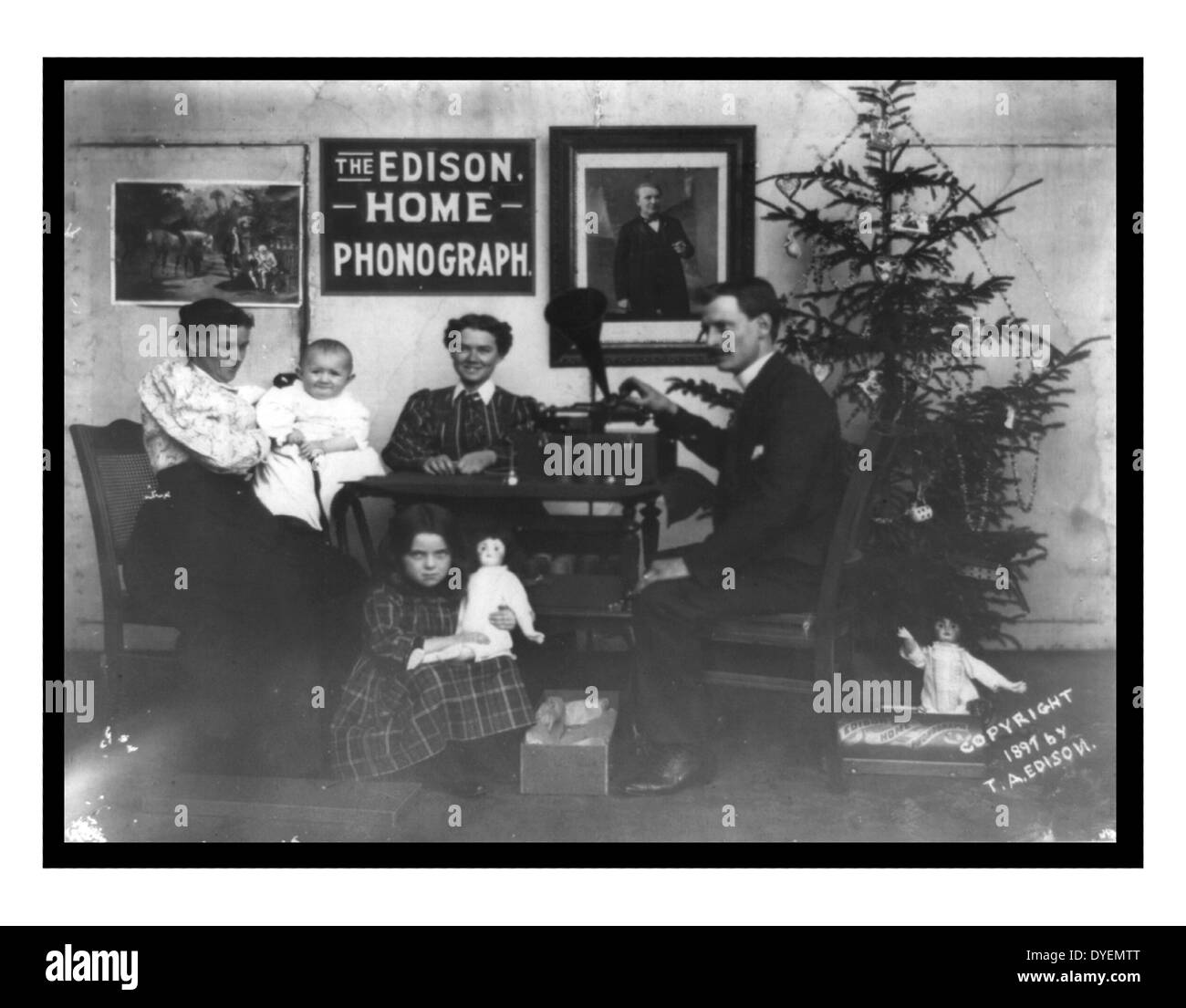 Une famille se réunit pour écouter la Edison Phonograph circa 1890-1910. Photographie par Charles Livingston Bull, 1874-1932, Banque D'Images