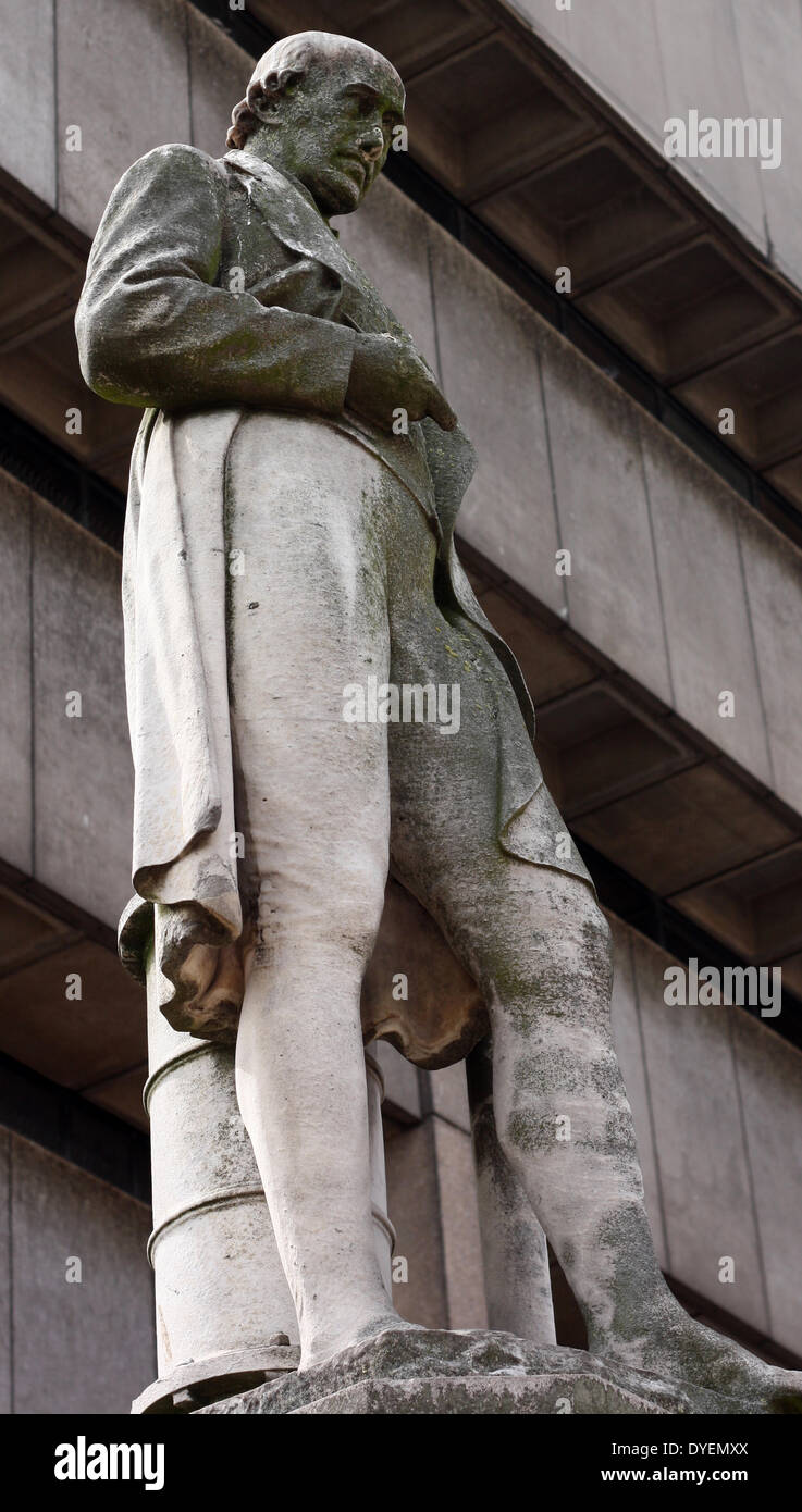 James Watt statue, dans Chamberlain Square, à l'extérieur de Birmingham Central Library, Birmingham. 1868 par Alexander Munro. Faites en marbre sicilien. James Watt, 1736 - 1819, est un trompettiste, inventeur et ingénieur en mécanique dont les améliorations à la machine à vapeur Newcomen étaient fondamentales pour les changements apportés par la révolution industrielle Banque D'Images